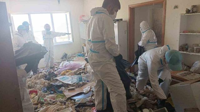 Balkan Mahallesi’nde evden 28 ton çöp çıkarıldı