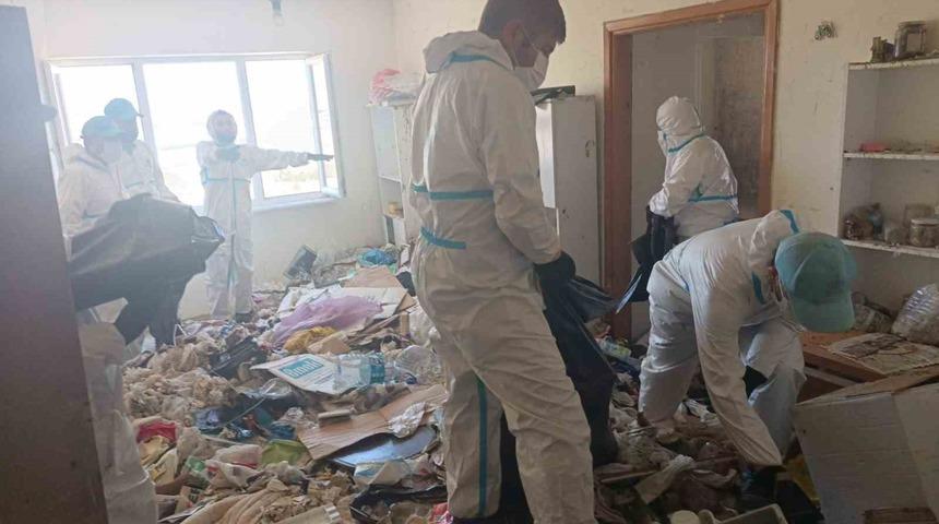 Balkan Mahallesi&rsquo;nde evden 28 ton &ccedil;&ouml;p &ccedil;ıkarıldı