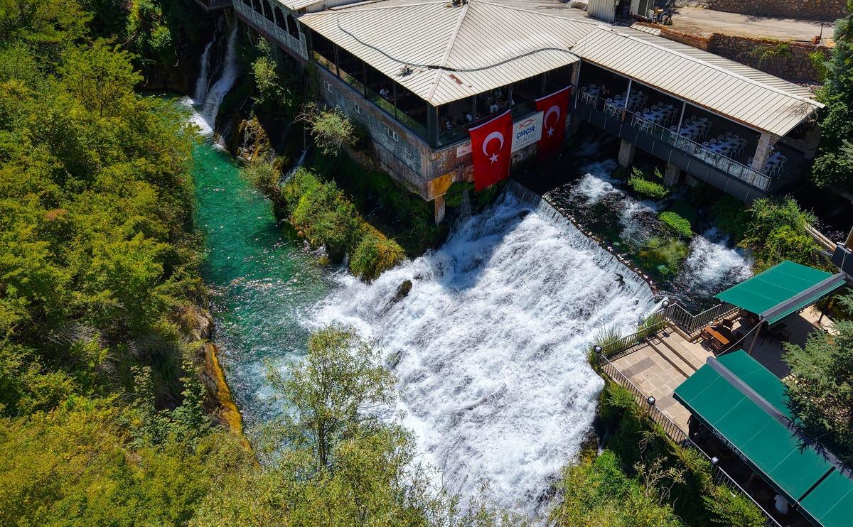 D&uuml;nyanın en gen&ccedil; şelalesi T&uuml;rkiye de! Her yıl 400 bin kişi akın ediyor 1