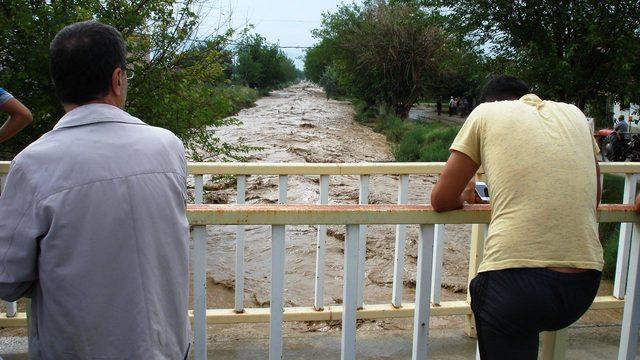 Sarıgöl'de sağanak derelerde taşkına neden oldu