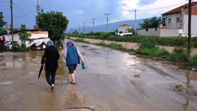 Sarıgöl'de sağanak derelerde taşkına neden oldu