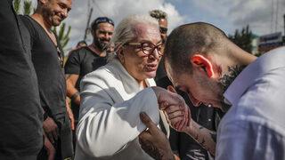 Tahliye olan Ezhel'i hayranları cezaevi önünde karşıladı 