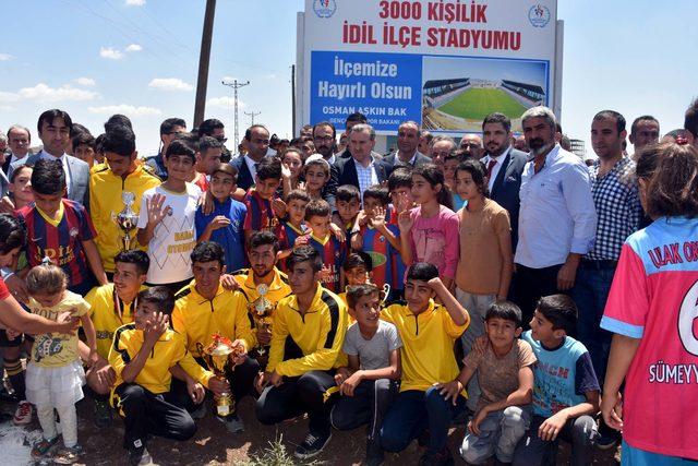 Bakan Bak'tan, yerde buldukları bayrağı göndere çeken çocuklara sürpriz ziyaret