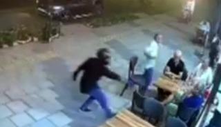 Kasklı ş&uuml;pheli, tantunicide oturan şahsı vurdu