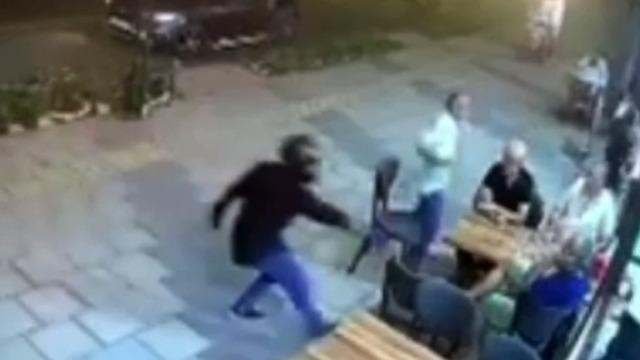 Kasklı şüpheli, tantunicide oturan şahsı vurdu