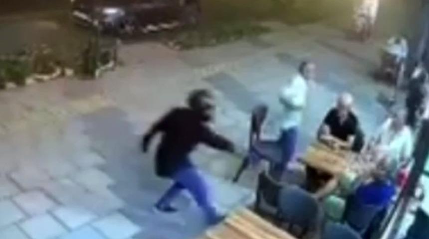 Kasklı ş&uuml;pheli, tantunicide oturan şahsı vurdu