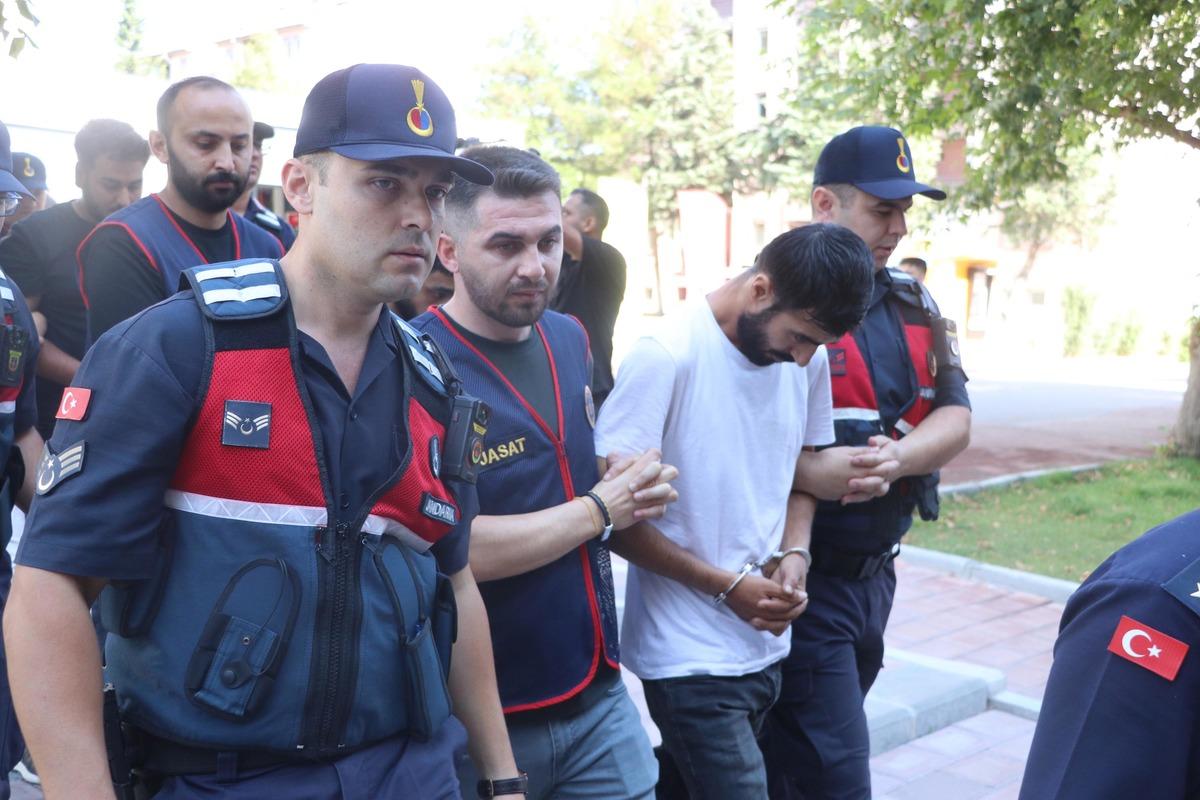 "Günlük dolgun ücretli iş" ilanı veriyorlardı: 4 milyon TL lik altını iç ettiler! 1