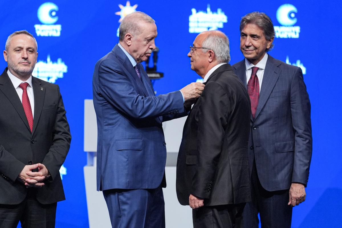 3 belediye başkanı AK Parti ye katıldı! Eren Ali Bingöl, Orhan Çerkez, Sacit Terzi... 2