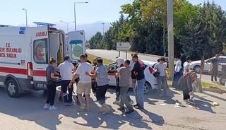 Otomobile &ccedil;arpan motosiklet s&uuml;r&uuml;c&uuml;s&uuml; ağır yaralandı