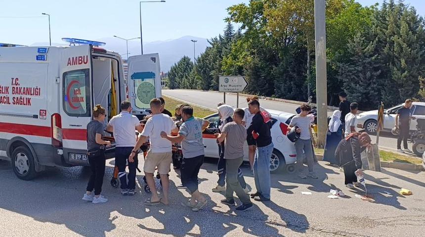 Otomobile &ccedil;arpan motosiklet s&uuml;r&uuml;c&uuml;s&uuml; ağır yaralandı