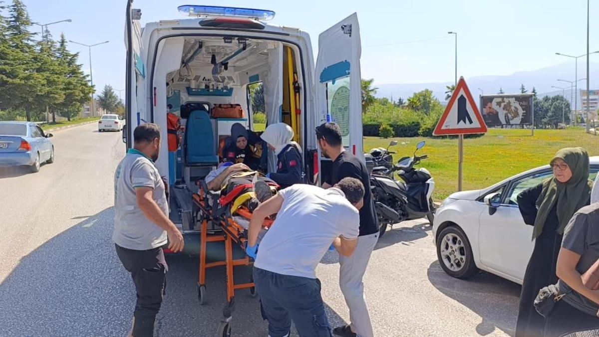 Otomobile çarpan motosiklet sürücüsü ağır yaralandı 1