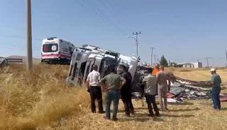 Elazığ&rsquo;da kamyon yat yattı: Faciadan d&ouml;n&uuml;ld&uuml;