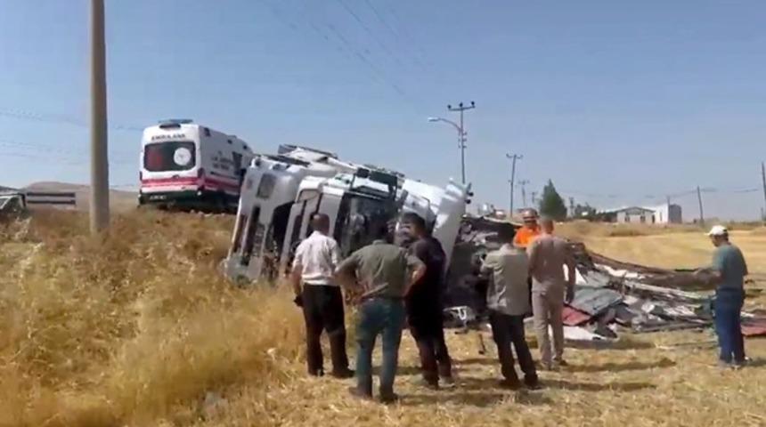 Elazığ&rsquo;da kamyon yat yattı: Faciadan d&ouml;n&uuml;ld&uuml;