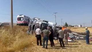 Elazığ’da kamyon yat yattı: Faciadan dönüldü