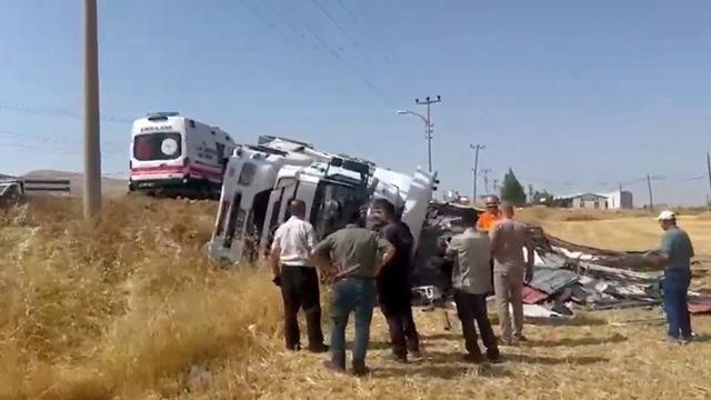 Elazığ’da kamyon yat yattı: Faciadan dönüldü