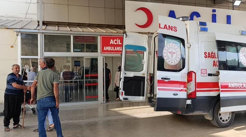 Devrilen trakt&ouml;r&uuml;n altında kalan muhtar ağır yaralandı