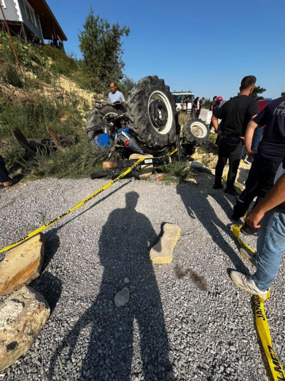 Devrilen traktörün altında kalan muhtar ağır yaralandı 1