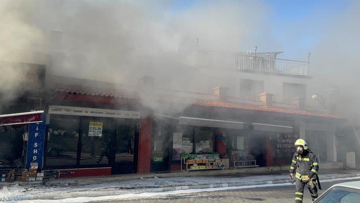 Fethiye de ayakkabı mağazası alevlere teslim oldu 2