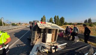 Konya'da minib&uuml;s devrildi! 14 yaralı