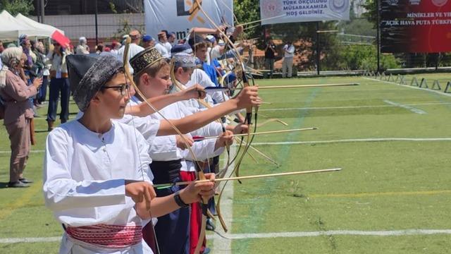 Kütahya’da tarihi Ok Meydanı’nda 490 sporcu şampiyonluk için ok atıyor