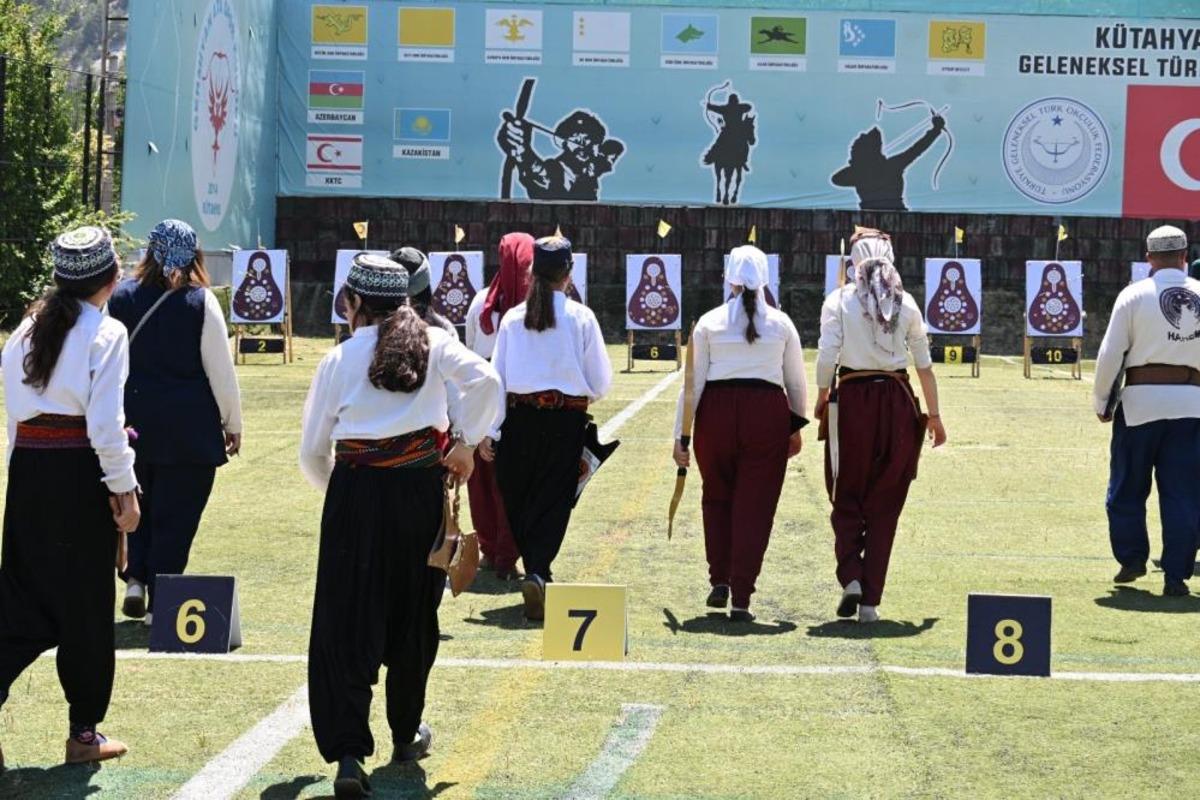 K&uuml;tahya&rsquo;da tarihi Ok Meydanı&rsquo;nda 490 sporcu şampiyonluk i&ccedil;in ok atıyor 1