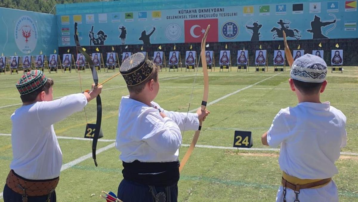 K&uuml;tahya&rsquo;da tarihi Ok Meydanı&rsquo;nda 490 sporcu şampiyonluk i&ccedil;in ok atıyor 2
