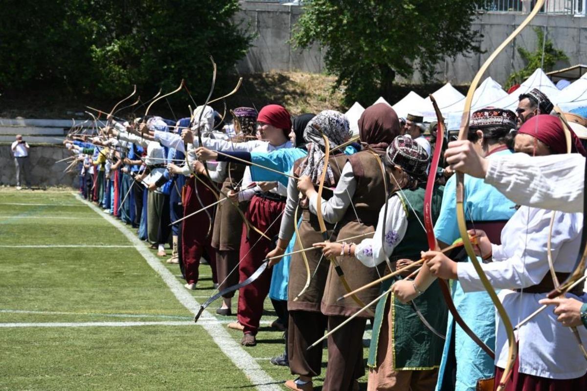 K&uuml;tahya&rsquo;da tarihi Ok Meydanı&rsquo;nda 490 sporcu şampiyonluk i&ccedil;in ok atıyor 3