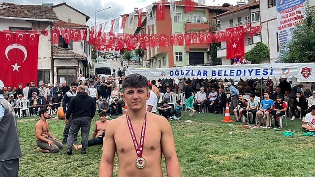 Milli güreşçi Volkan Bilgin, 17 yaş altında dünya üçüncüsü oldu