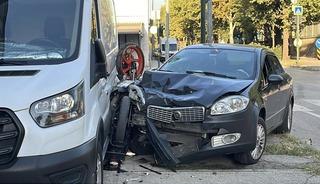 Otomobille &ccedil;arpışan motosiklet iki ara&ccedil; arasında sıkıştı: 1 yaralı