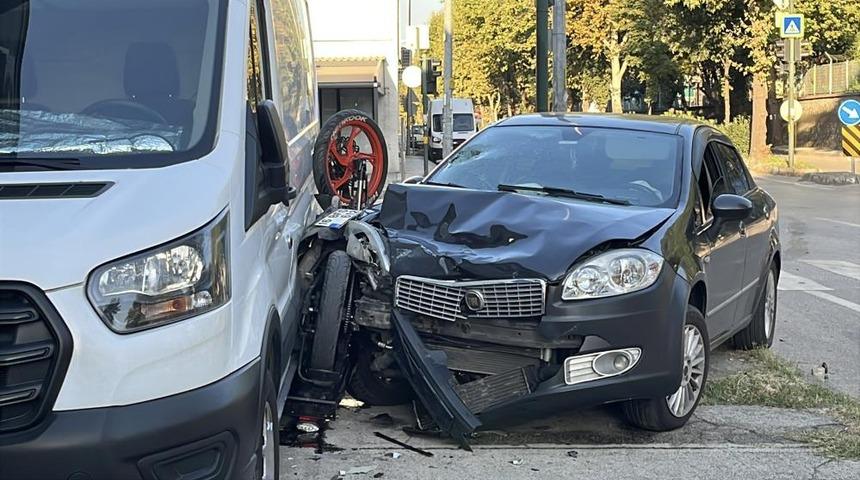 Otomobille &ccedil;arpışan motosiklet iki ara&ccedil; arasında sıkıştı: 1 yaralı