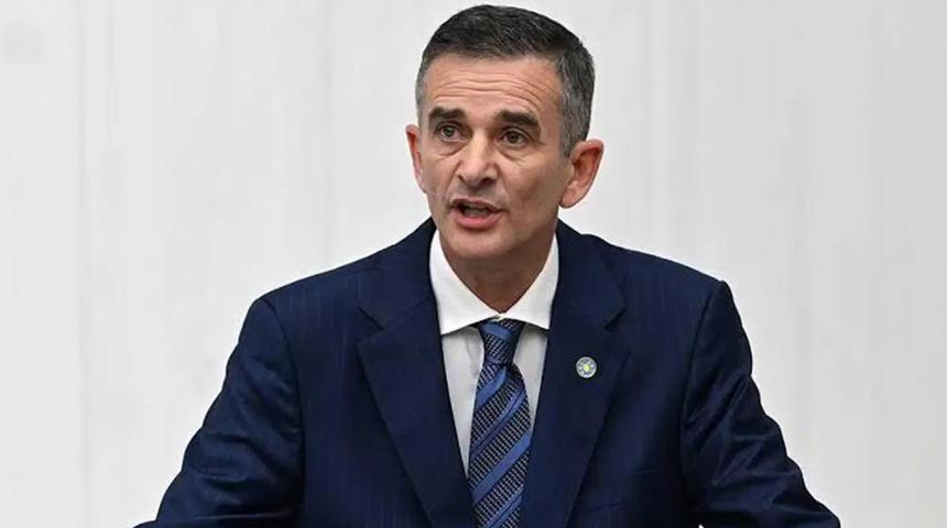 &Uuml;mit Dikbayır AK Parti'ye katılıyor! Sosyal medyadan duyurdu: "Daha &ouml;nce &ccedil;ağırmışlardı, bekledim' 