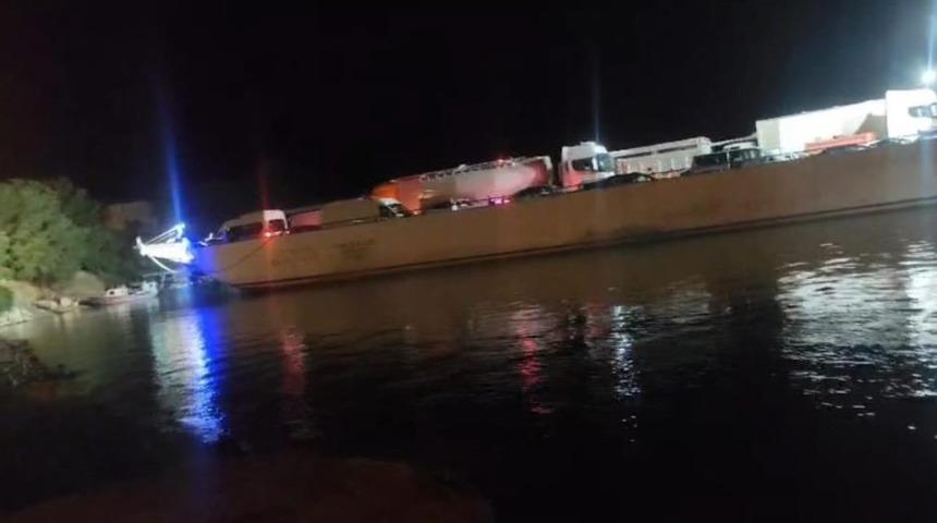 Elazığ-Pertek feribotunda motor arızası: İskeleye bir s&uuml;re yanaşamadı
