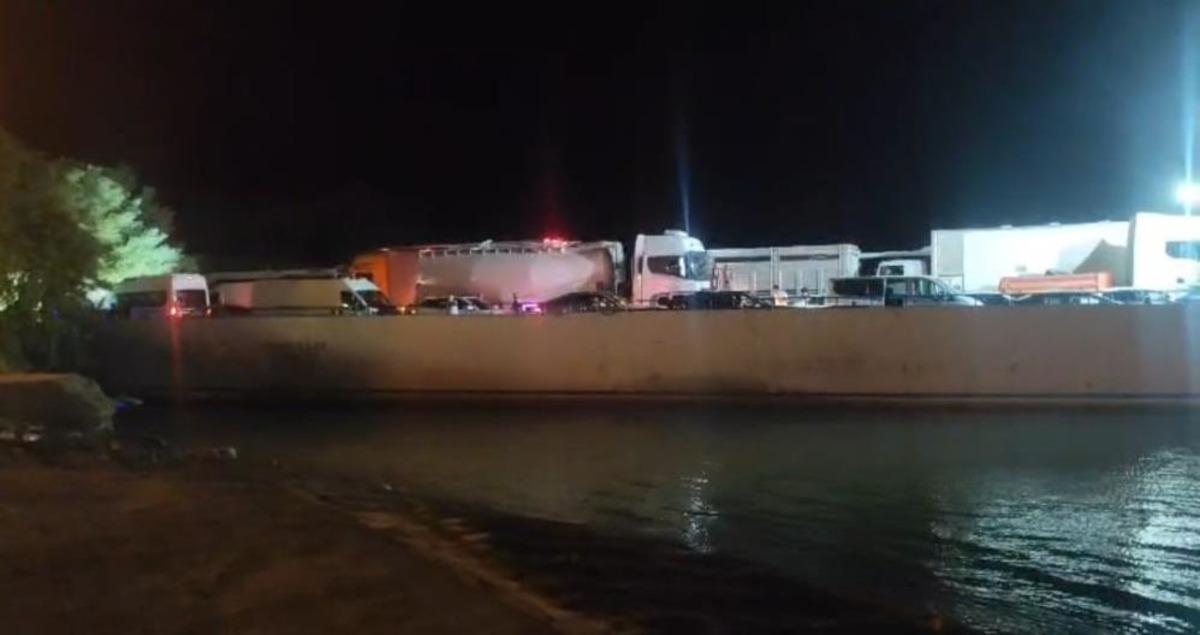 Elazığ-Pertek feribotunda motor arızası: İskeleye bir süre yanaşamadı 1
