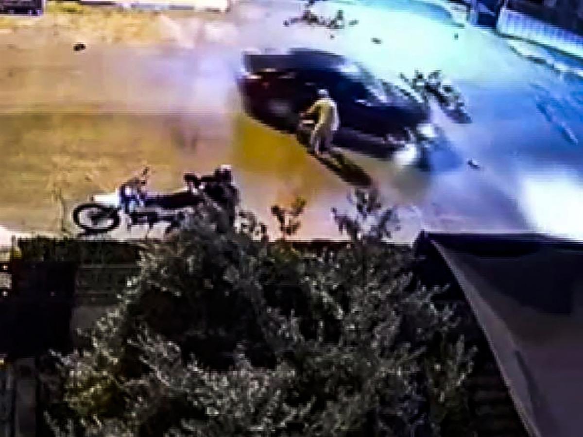 Otomobiliyle motosiklete çarptı, kaputtaki çocuğu indirip yaralıları ezerek kaçtı; o anlar kamerada 3