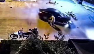 Motosikletliye &ccedil;arptı, yaralıları ezerek ka&ccedil;tı!