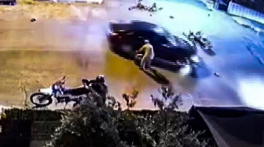 Otomobiliyle motosiklete &ccedil;arptı, kaputtaki &ccedil;ocuğu indirip yaralıları ezerek ka&ccedil;tı; o anlar kamerada