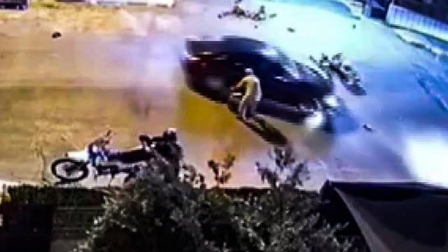 Otomobiliyle motosiklete çarptı, kaputtaki çocuğu indirip yaralıları ezerek kaçtı; o anlar kamerada