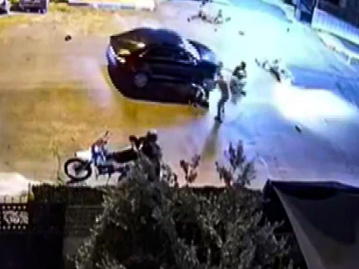 Otomobiliyle motosiklete çarptı, kaputtaki çocuğu indirip yaralıları ezerek kaçtı; o anlar kamerada 1