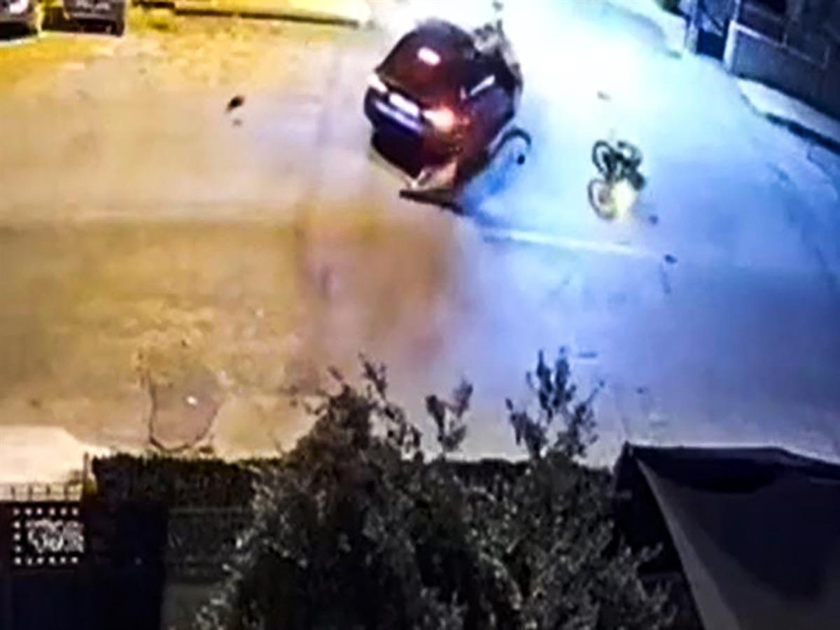 Otomobiliyle motosiklete çarptı, kaputtaki çocuğu indirip yaralıları ezerek kaçtı; o anlar kamerada 2