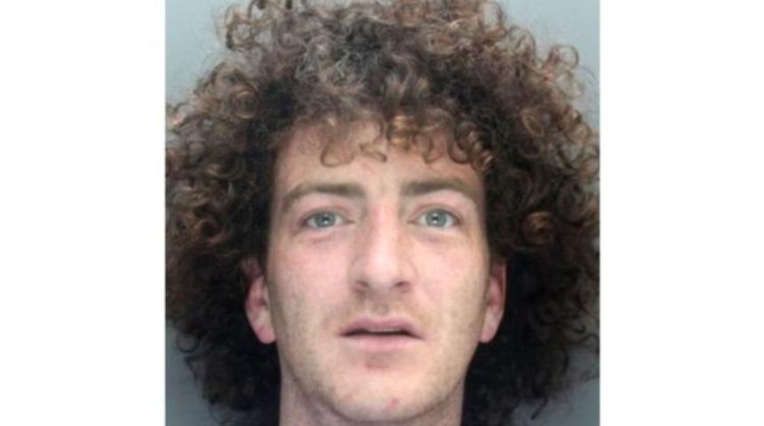 Evsiz adamın &uuml;zerine idrarını yaptı! İşte skandal olaya verilen ceza