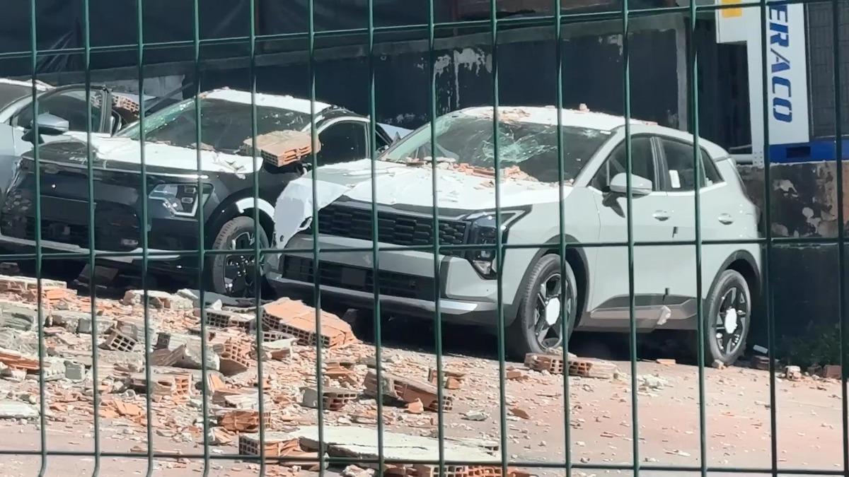 Kağıthane de duvar otoparka devrildi! Sıfır araçlar zarar gördü: 30 milyon liralık hasar 2