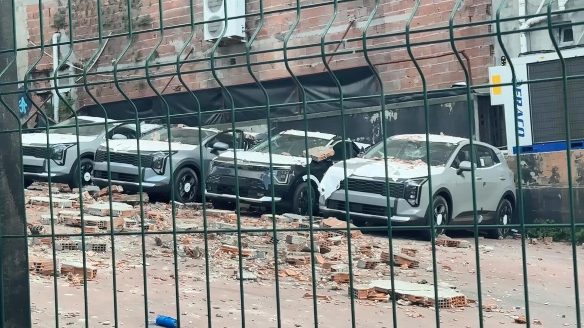 Kağıthane de duvar otoparka devrildi! Sıfır araçlar zarar gördü: 30 milyon liralık hasar 1