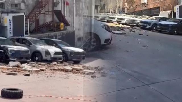 Kağıthane'de duvar otoparka devrildi! Sıfır araçlar zarar gördü: 30 milyon liralık hasar