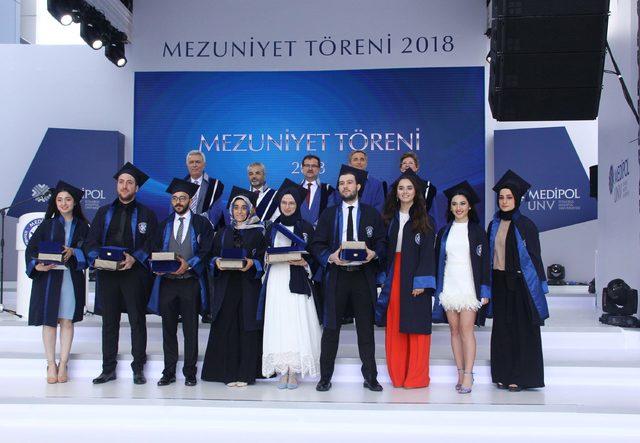 Medipol Üniversitesi 5’inci mezunlarını verdi