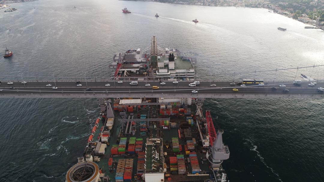 D&uuml;nyanın en b&uuml;y&uuml;k gemisi İstanbul Boğazı'ndan ge&ccedil;ti