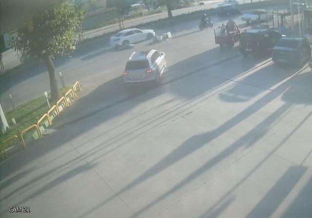 Direksiyon hakimiyetini kaybeden motosiklet otomobile çarptı 1