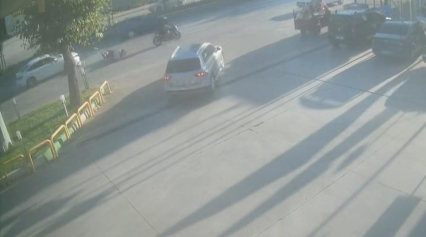 Direksiyon hakimiyetini kaybeden motosiklet otomobile &ccedil;arptı