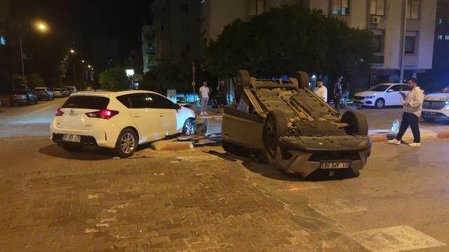 Çarpışmanın etkisiyle ters dönen otomobilden hafif yaralı çıktılar 3
