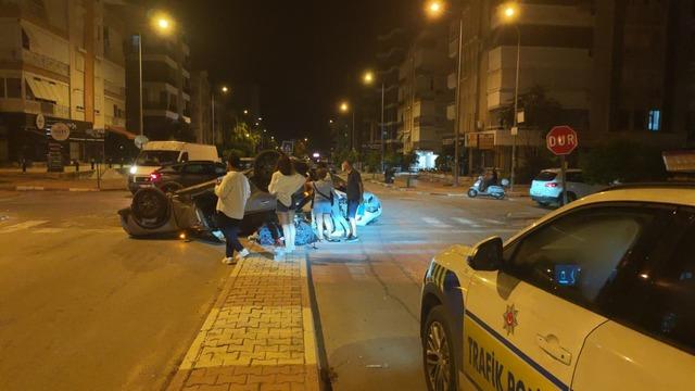 Çarpışmanın etkisiyle ters dönen otomobilden hafif yaralı çıktılar 2