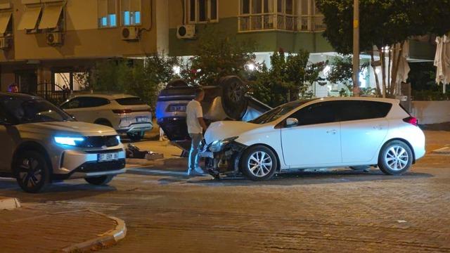 Çarpışmanın etkisiyle ters dönen otomobilden hafif yaralı çıktılar 1